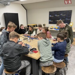 De 5e deelname aan AdoptIDee was er één om niet snel te vergeten. Voor het eerst deden ook drie brugklassen van het voortgezet onderwijs mee! - Adoptidee
