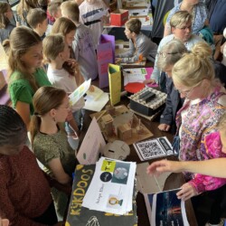 De 5e deelname aan AdoptIDee was er één om niet snel te vergeten. Voor het eerst deden ook drie brugklassen van het voortgezet onderwijs mee! - Adoptidee