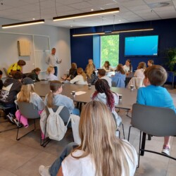De 5e deelname aan AdoptIDee was er één om niet snel te vergeten. Voor het eerst deden ook drie brugklassen van het voortgezet onderwijs mee! - Adoptidee