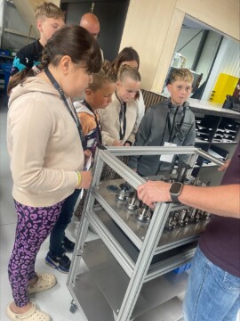 Leerlingen nemen deel aan ervaringsgericht leren bij AdoptIDee en presenteren hun creatieve oplossingen. - Adoptidee