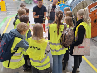 Van klaslokaal naar fabriek: hoe TKF ideeën van kinderen écht implementeert - Adoptidee