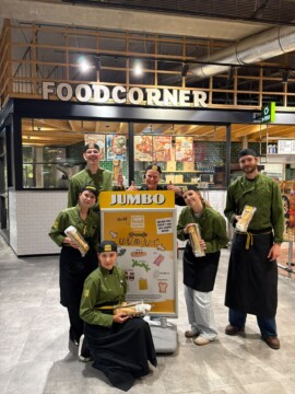 Leerlingen van groep 7 presenteren hun SuperIDee voor Jumbo Foodmarkt Groningen - Adoptidee